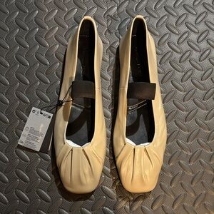Massimo Dutti Cream Women's Flats size 9